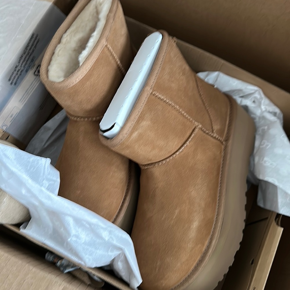 Ugg mini classic platform boots size 8 in chestnut